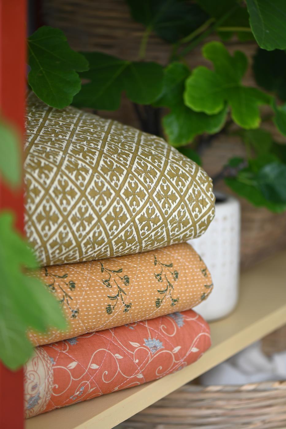 Ib Laursen Quilt, oliven med blokmønster | Ib Laursen | Køb online hos Moster D – Hurtig levering