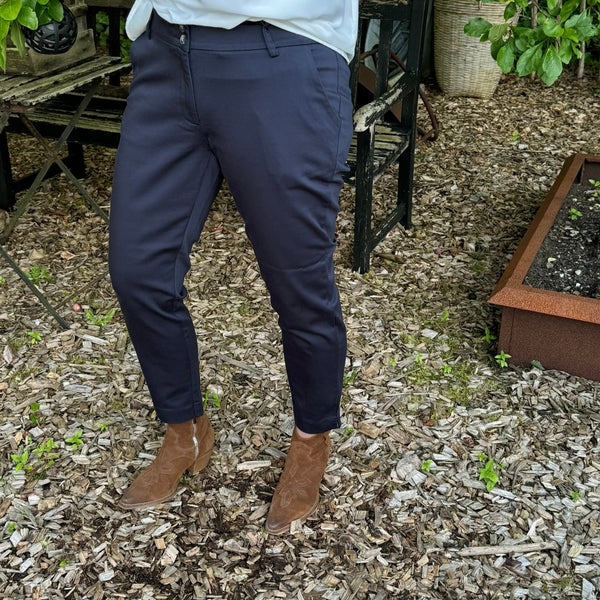 Isay Chino Pant - Navy | Isay | Køb online hos Moster D – Hurtig levering