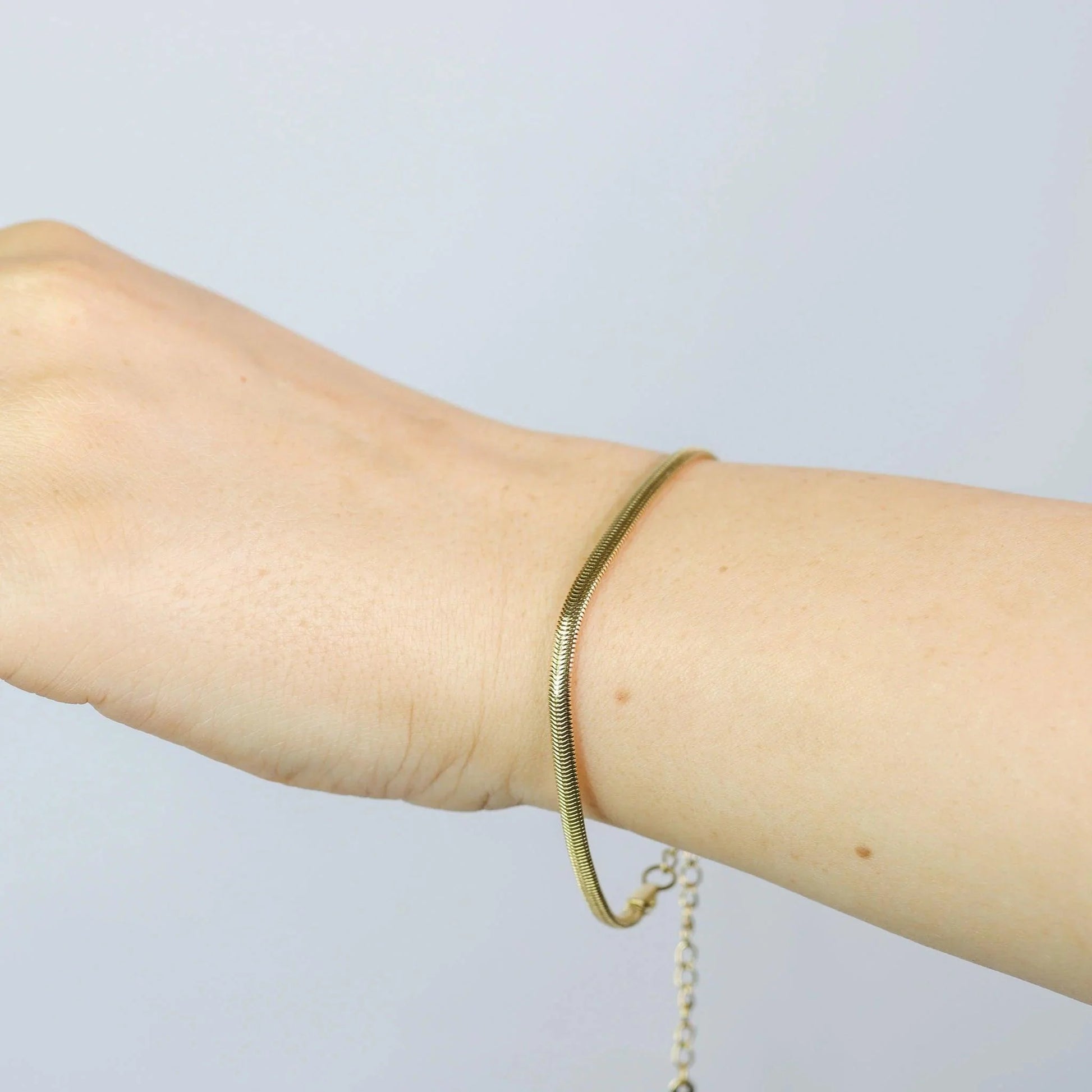 Buet Snakechain Armbånd flere str. 18k Guldbelagt | muun studios | Køb online hos Moster D – Hurtig levering