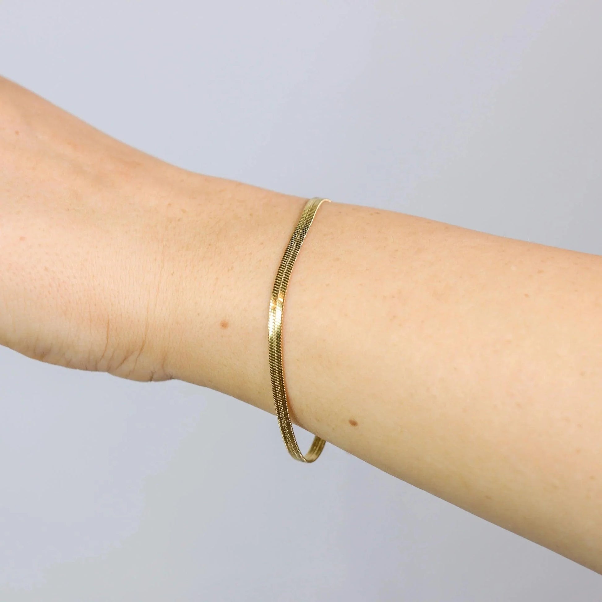 Flad Snakechain Armbånd Flere Str. 18k Guldbelagt | muun studios | Køb online hos Moster D – Hurtig levering