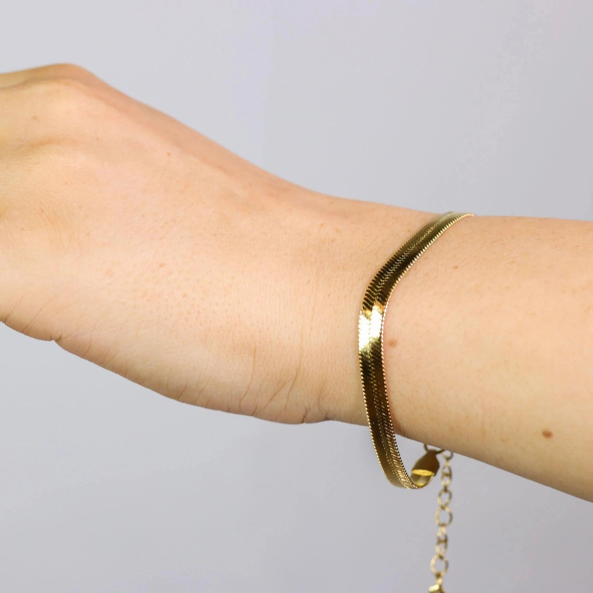 Flad Snakechain Armbånd Flere Str. 18k Guldbelagt | muun studios | Køb online hos Moster D – Hurtig levering