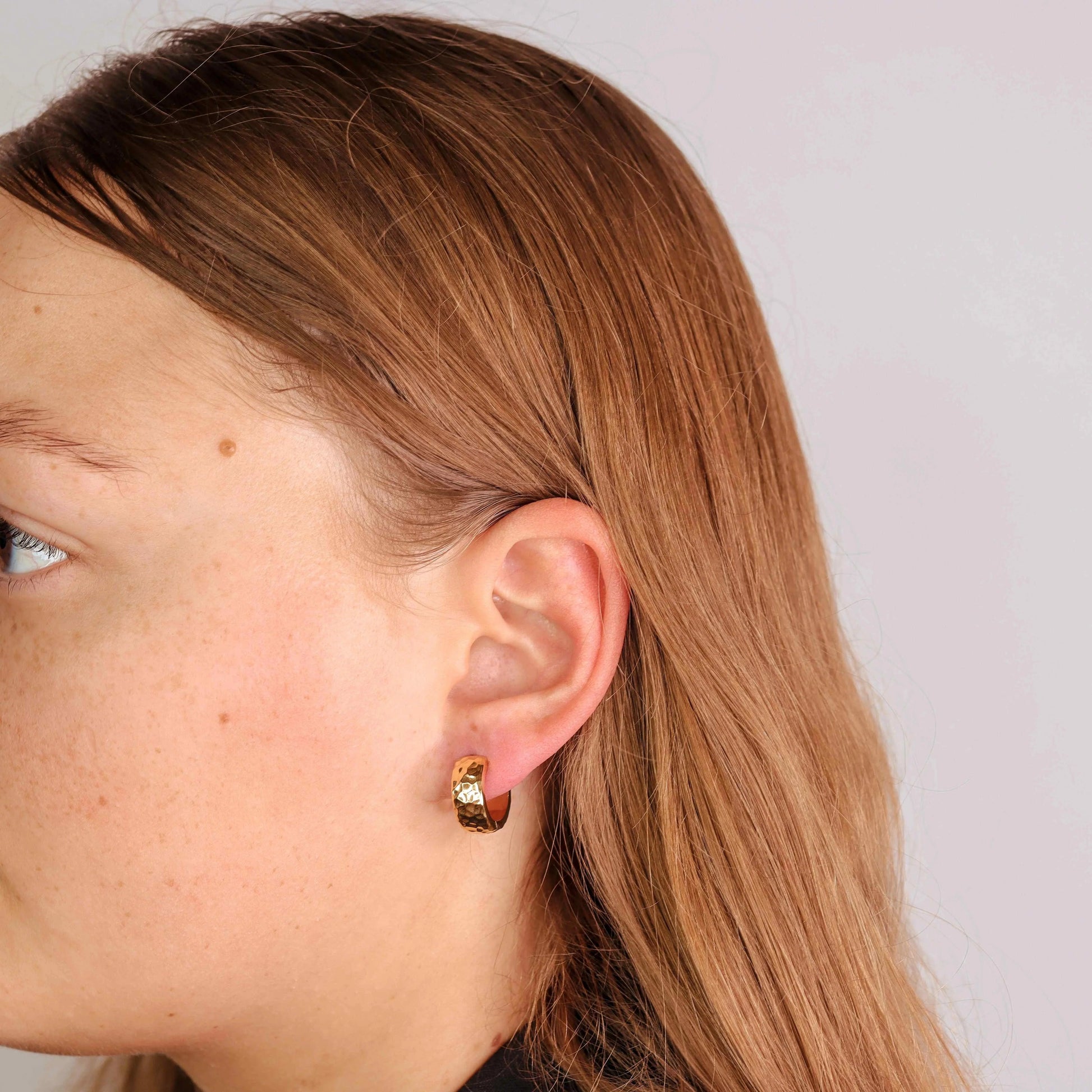 Hamret Øreringe 18K Guldbelagt | muun studios | Køb online hos Moster D – Hurtig levering