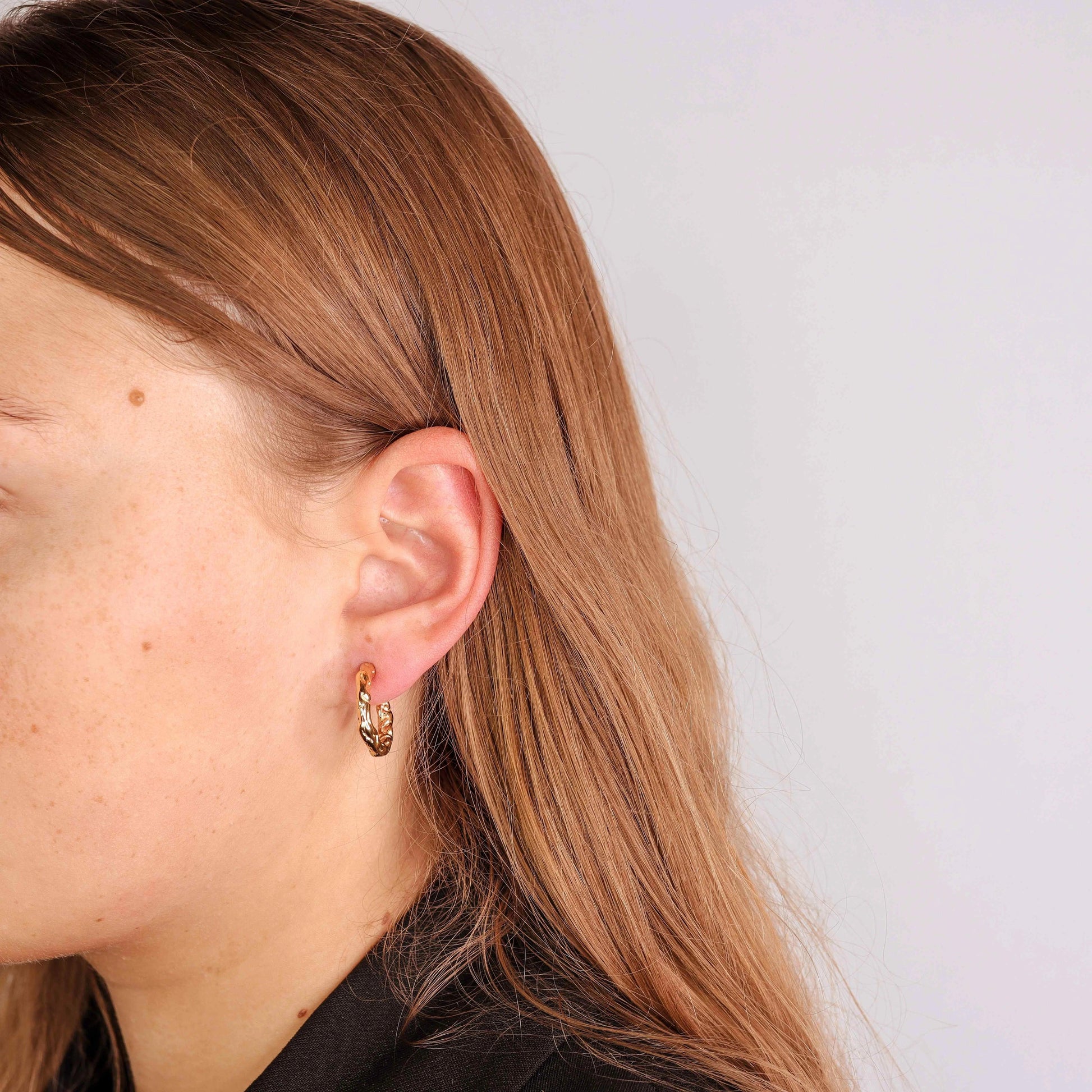 Irregulær C-formet Øreringe 18k Guldbelagt | muun studios | Køb online hos Moster D – Hurtig levering