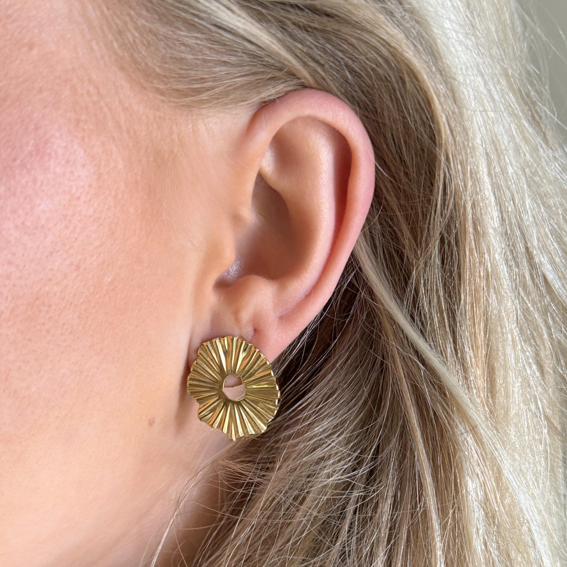 Solsikke Ørestikkere 18k Guldbelagt | muun studios | Køb online hos Moster D – Hurtig levering