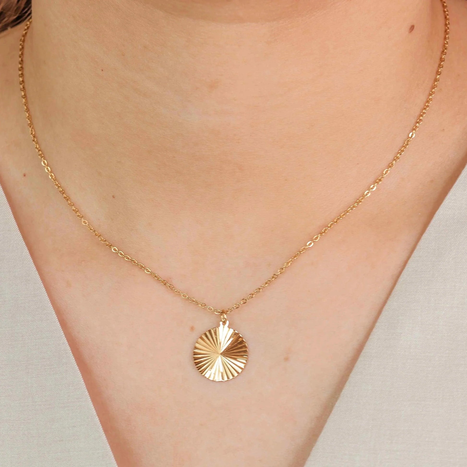 Sun Burst Rund Halskæde 18K Guldbelagt | muun studios | Køb online hos Moster D – Hurtig levering