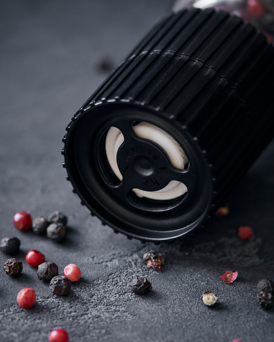 Pepper, Mix, Black & pink | Nicolas Vahe | Køb online hos Moster D – Hurtig levering