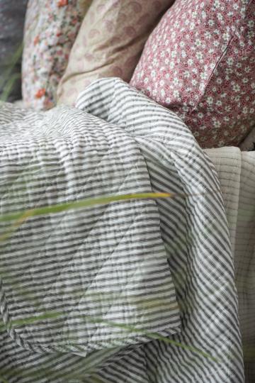 Ib Laursen - Quilt tæppe - Hvid med jordfarvede striber 130x180 cm