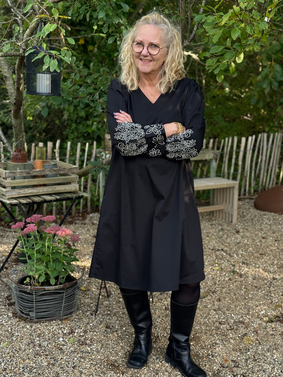 Isay Sigga Embroidery Dress - Black