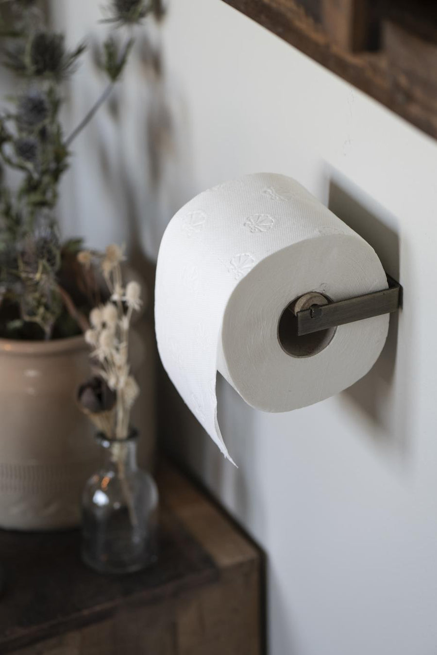 Ib Laursen - Toiletpapirholder med trærulle, ALTUM | Ib Laursen | Køb online hos Moster D – Hurtig levering