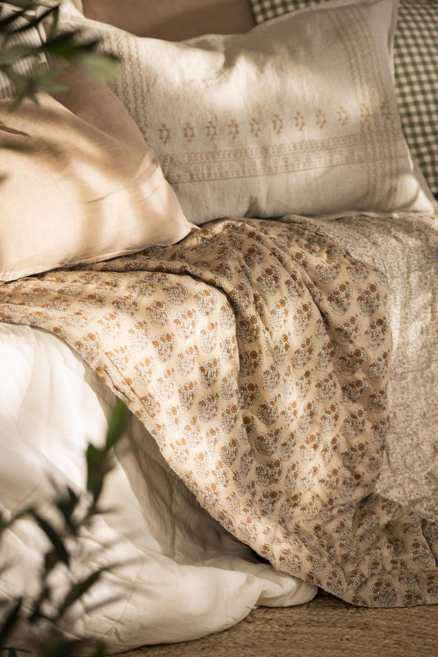 Ib Laursen Quilt, Agnes mønster i beige/brun | Ib Laursen | Køb online hos Moster D – Hurtig levering