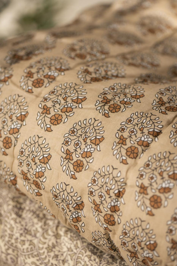 Ib Laursen Quilt, Agnes mønster i beige/brun | Ib Laursen | Køb online hos Moster D – Hurtig levering