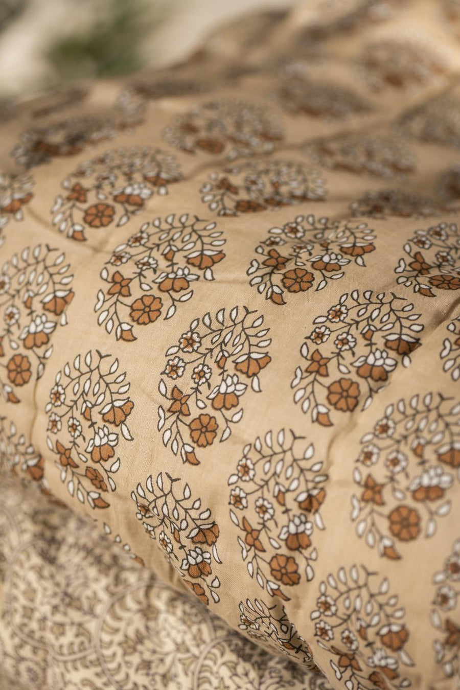 Ib Laursen Quilt, Agnes mønster i beige/brun | Ib Laursen | Køb online hos Moster D – Hurtig levering