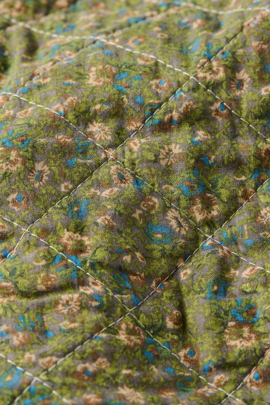Ib Laursen Quilt - Grå m/grønne, blå & rosa blomster