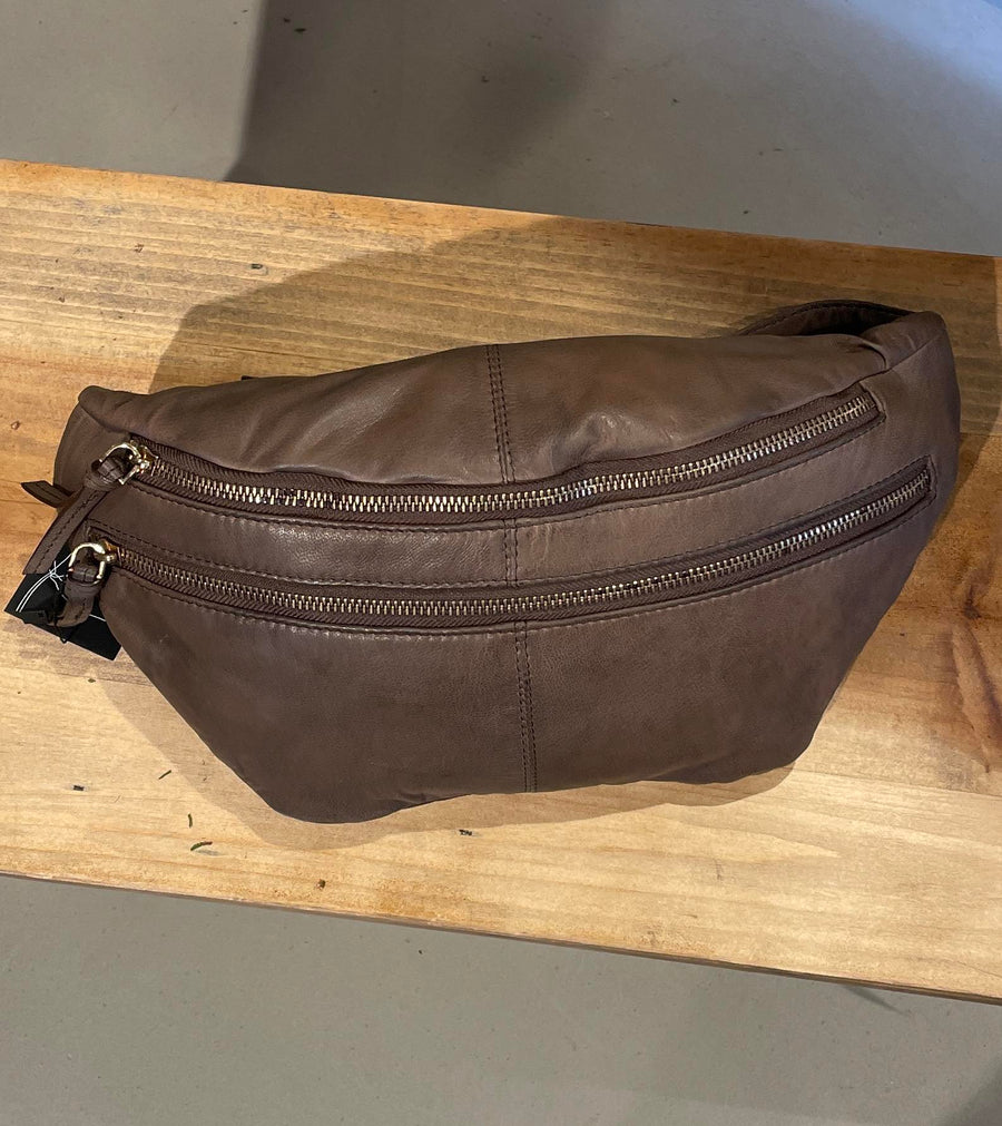 Orchid Bumbag med læder rem - True Brown | Orchid | Køb online hos Moster D – Hurtig levering
