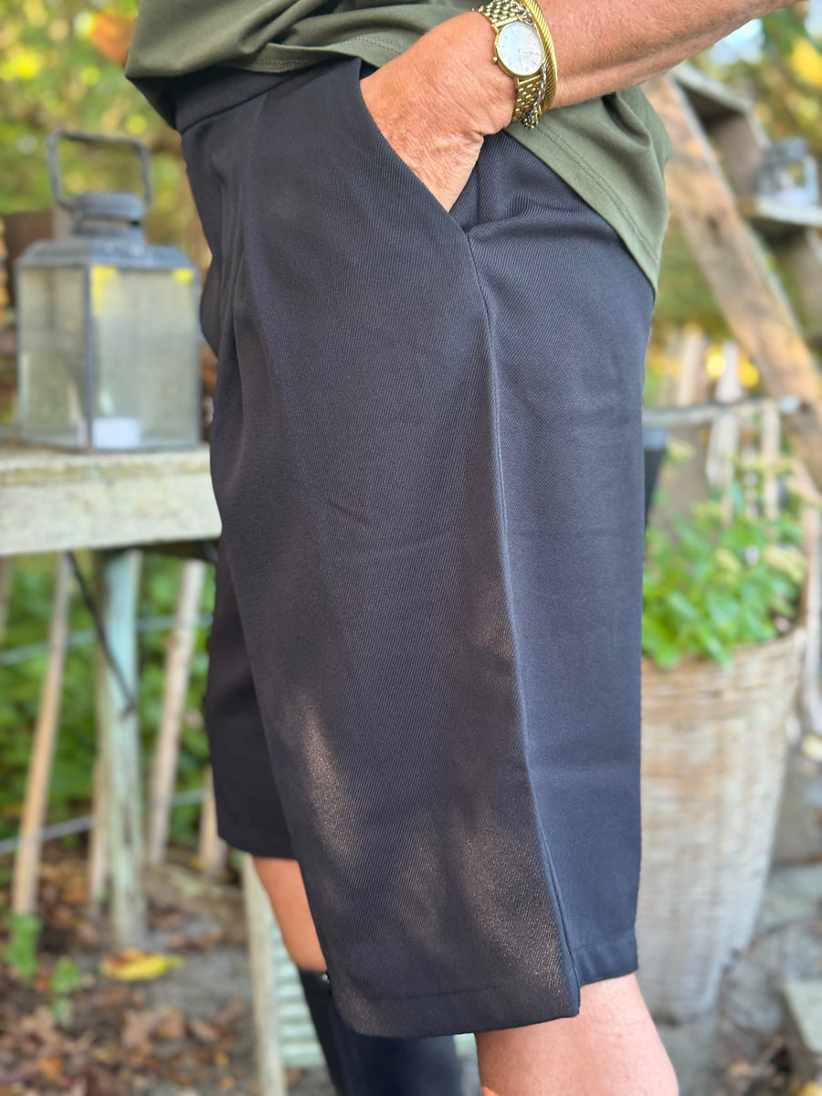 Culture Benedichte Shorts - Black