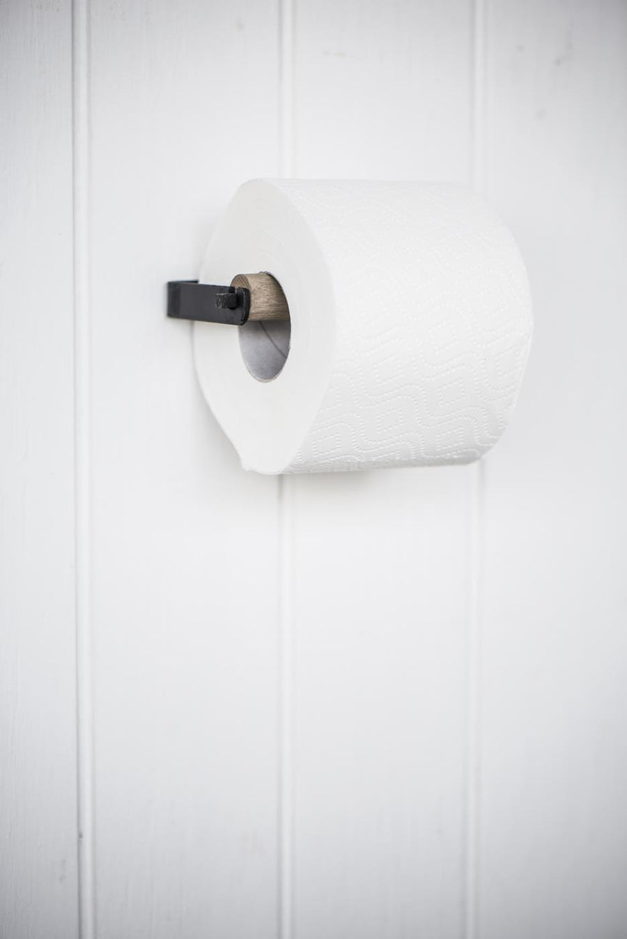 Ib Laursen - Toiletpapirholder m/trærulle Sort | Ib Laursen | Køb online hos Moster D – Hurtig levering