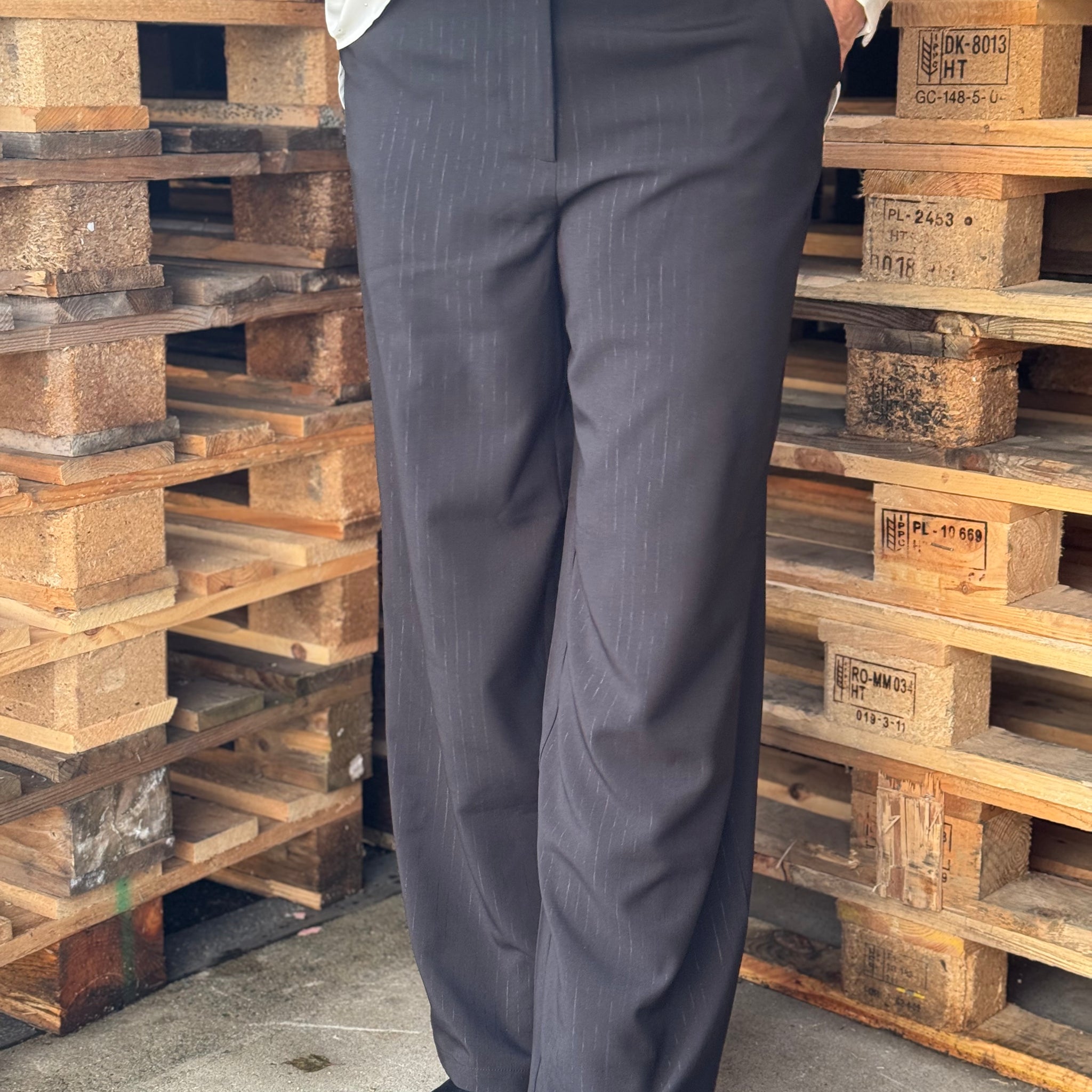 Isay Felicia Pant - Black w/Shine