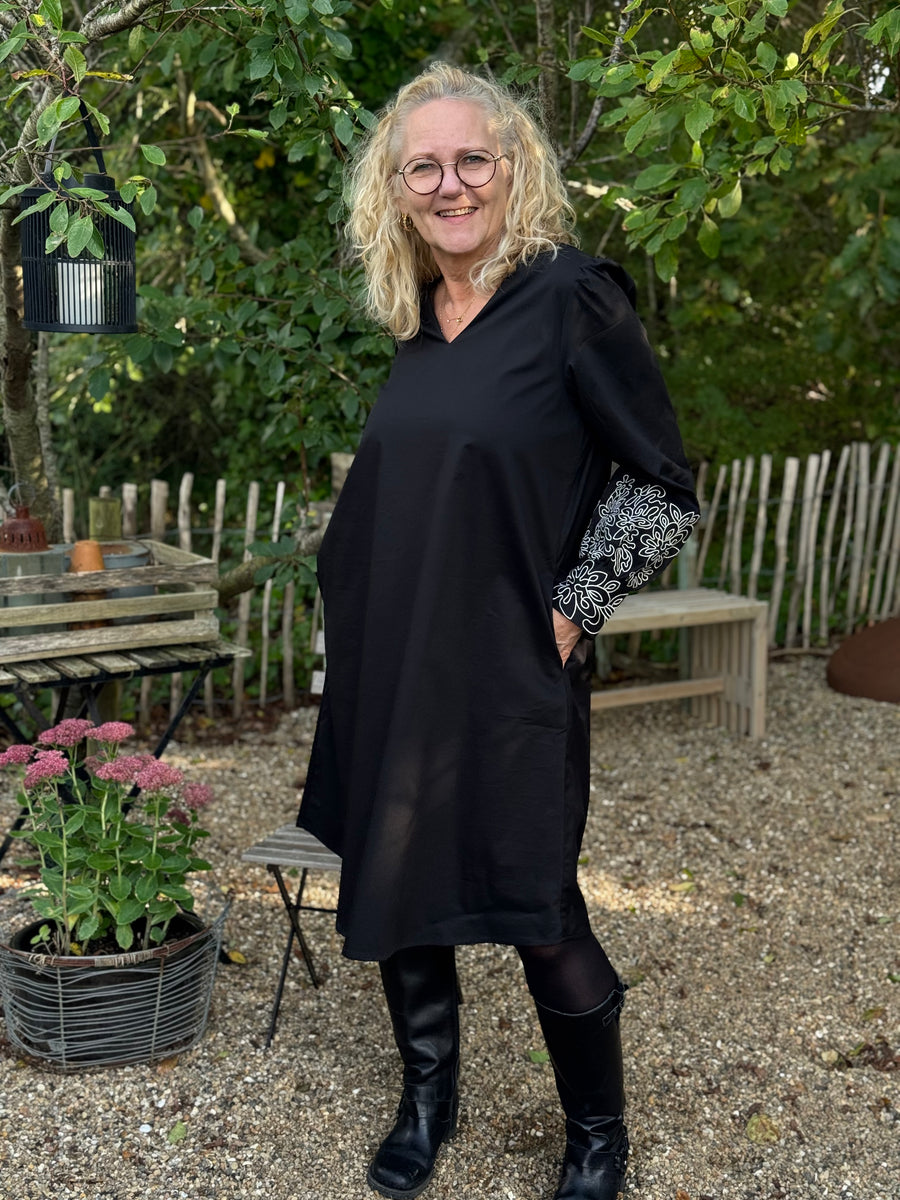 Isay Sigga Embroidery Dress - Black