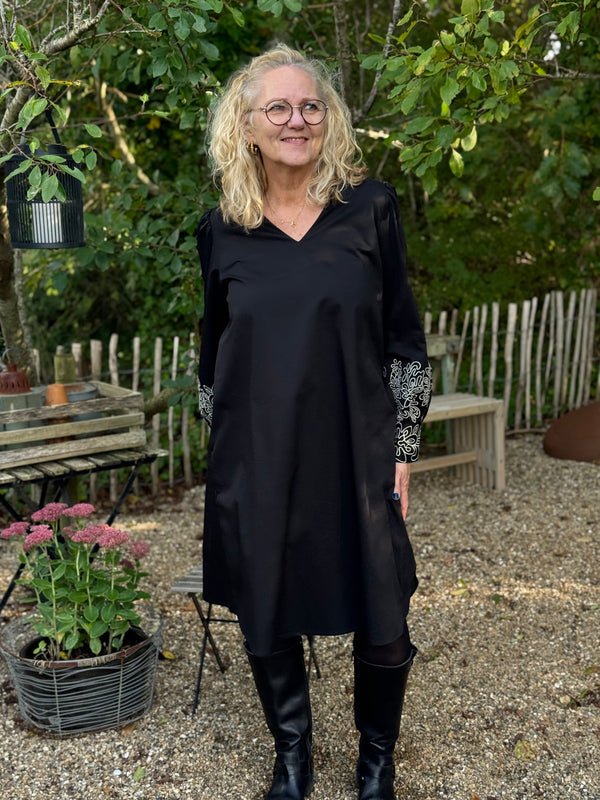 Isay Sigga Embroidery Dress - Black