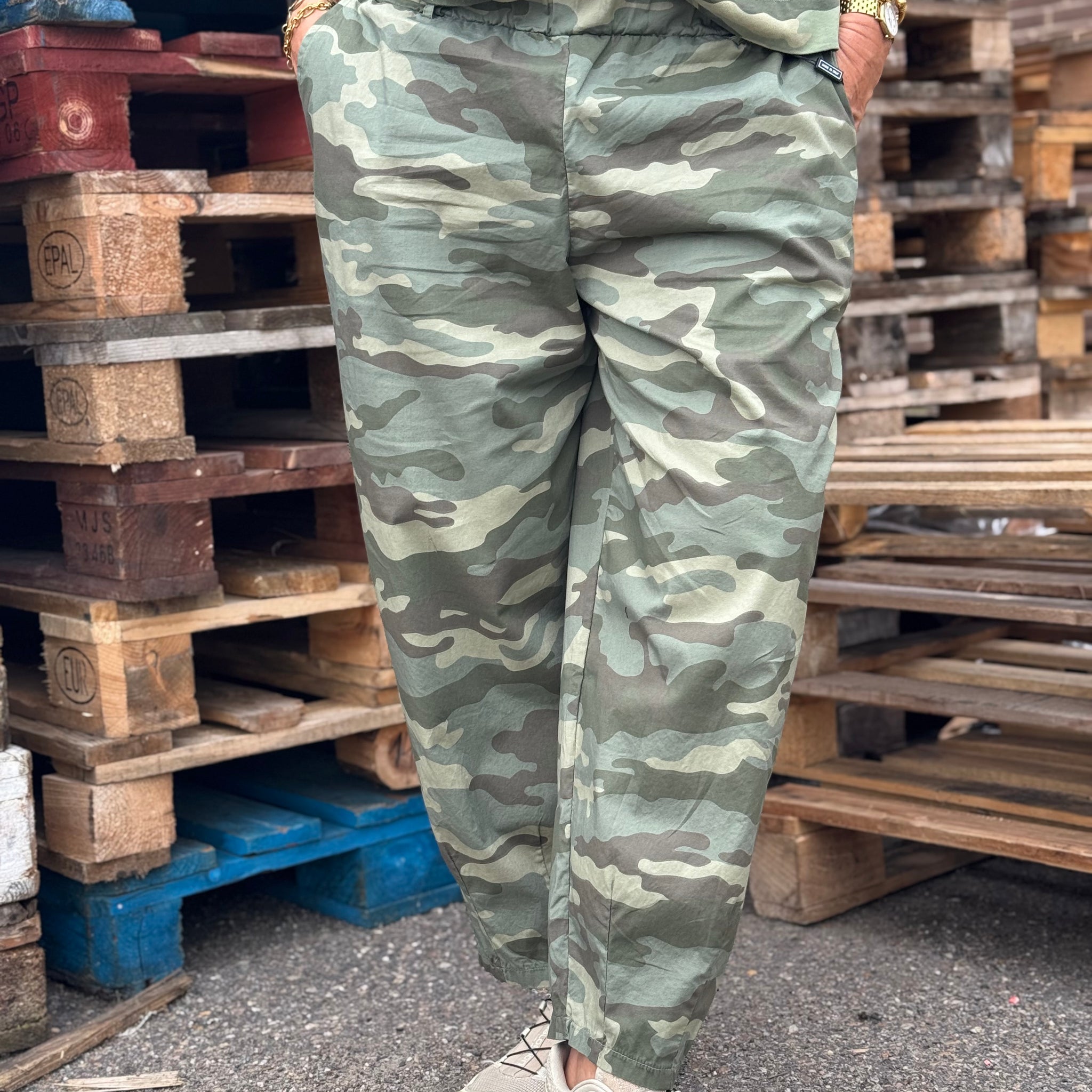 Black Colour Abbie Barrel Pant - Camouflage