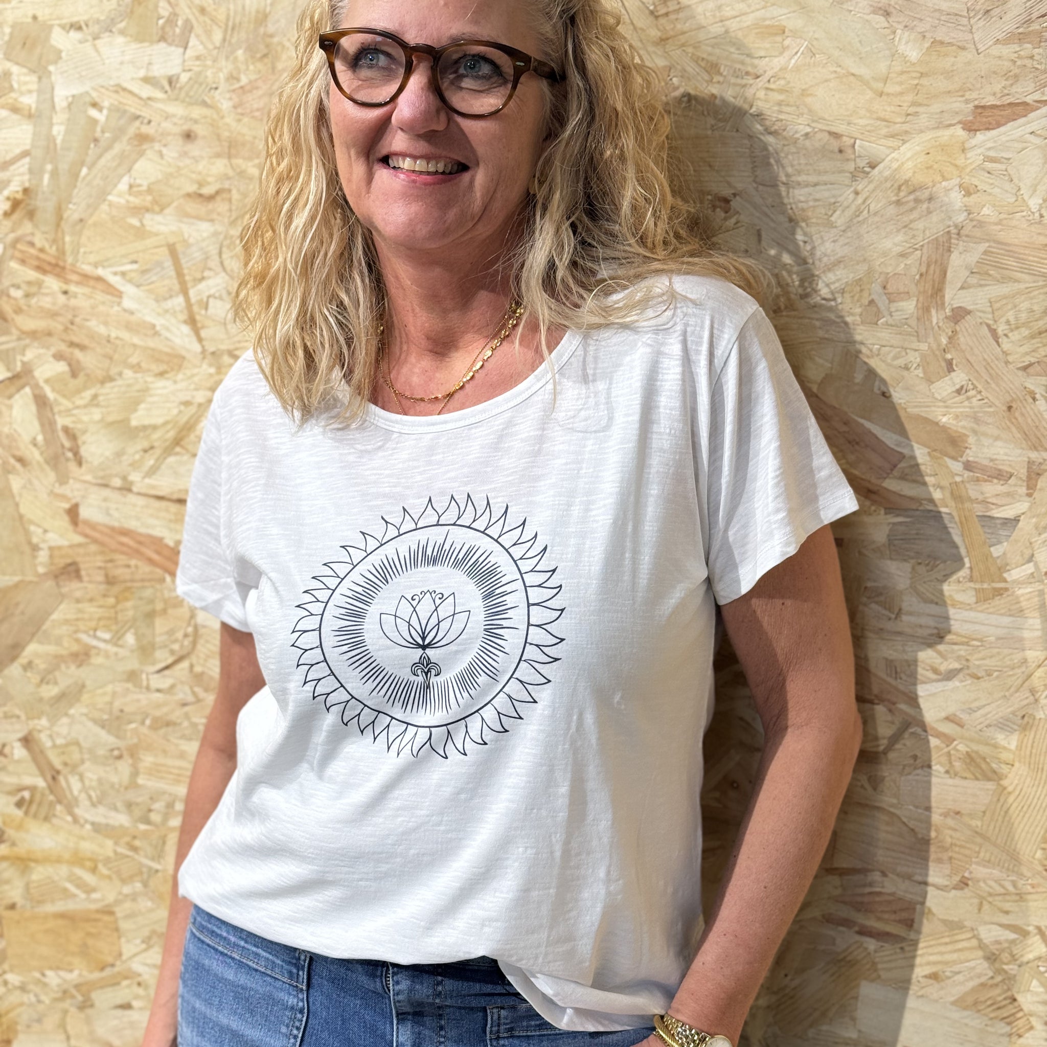 Costa Mani Preston Tee - White/Black Iris | Costa Mani | Køb online hos Moster D – Hurtig levering