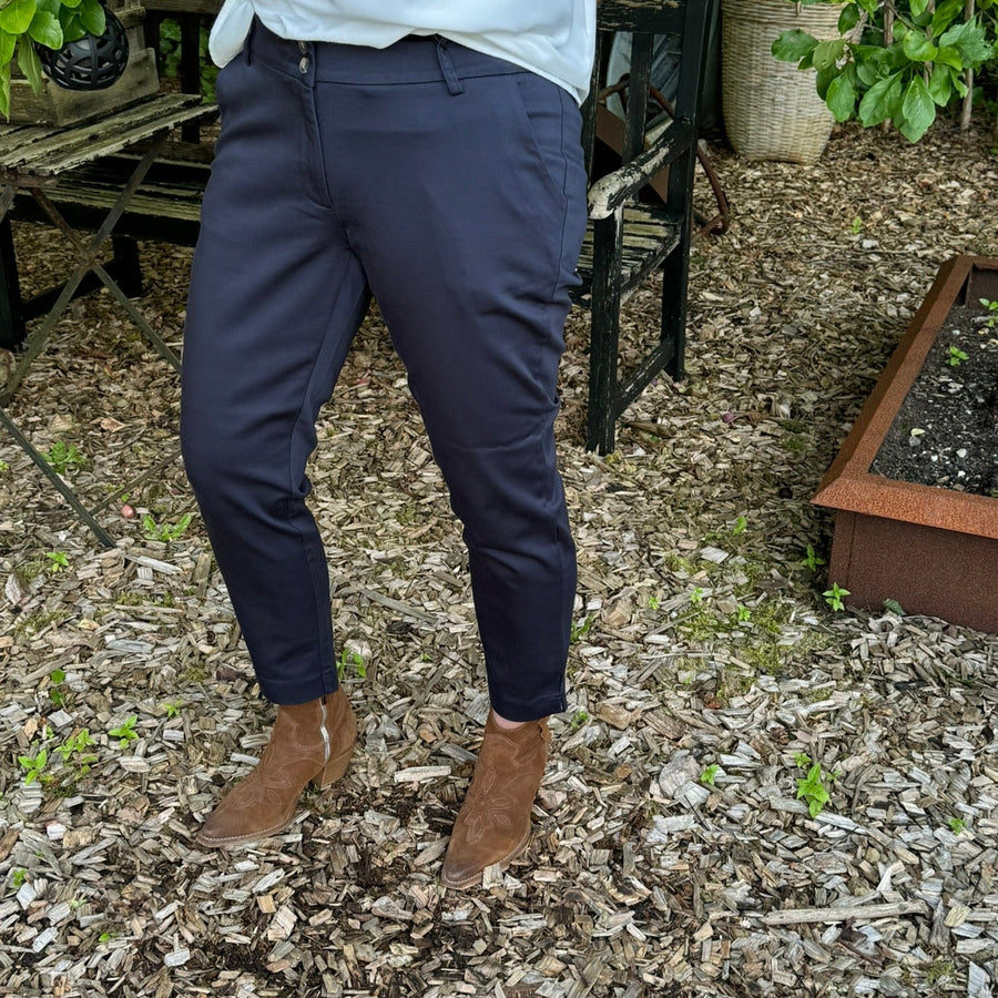Isay Chino Pant - Navy | Isay | Køb online hos Moster D – Hurtig levering