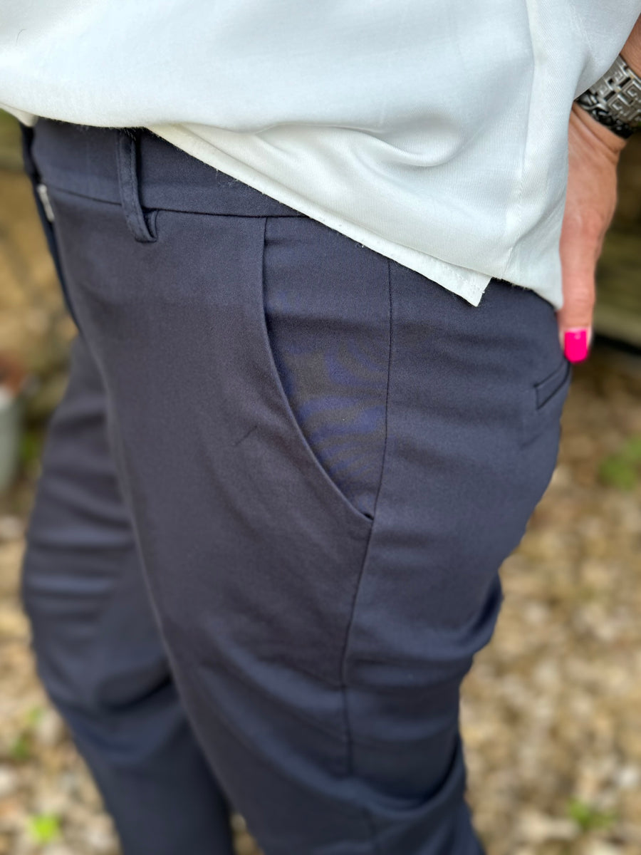 Isay Chino Pant - Navy | Isay | Køb online hos Moster D – Hurtig levering