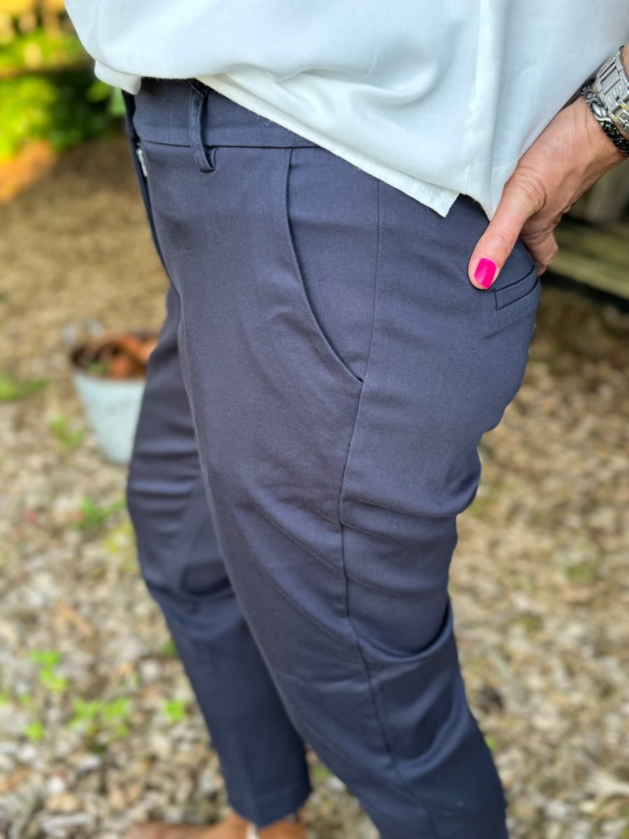 Isay Chino Pant - Navy | Isay | Køb online hos Moster D – Hurtig levering
