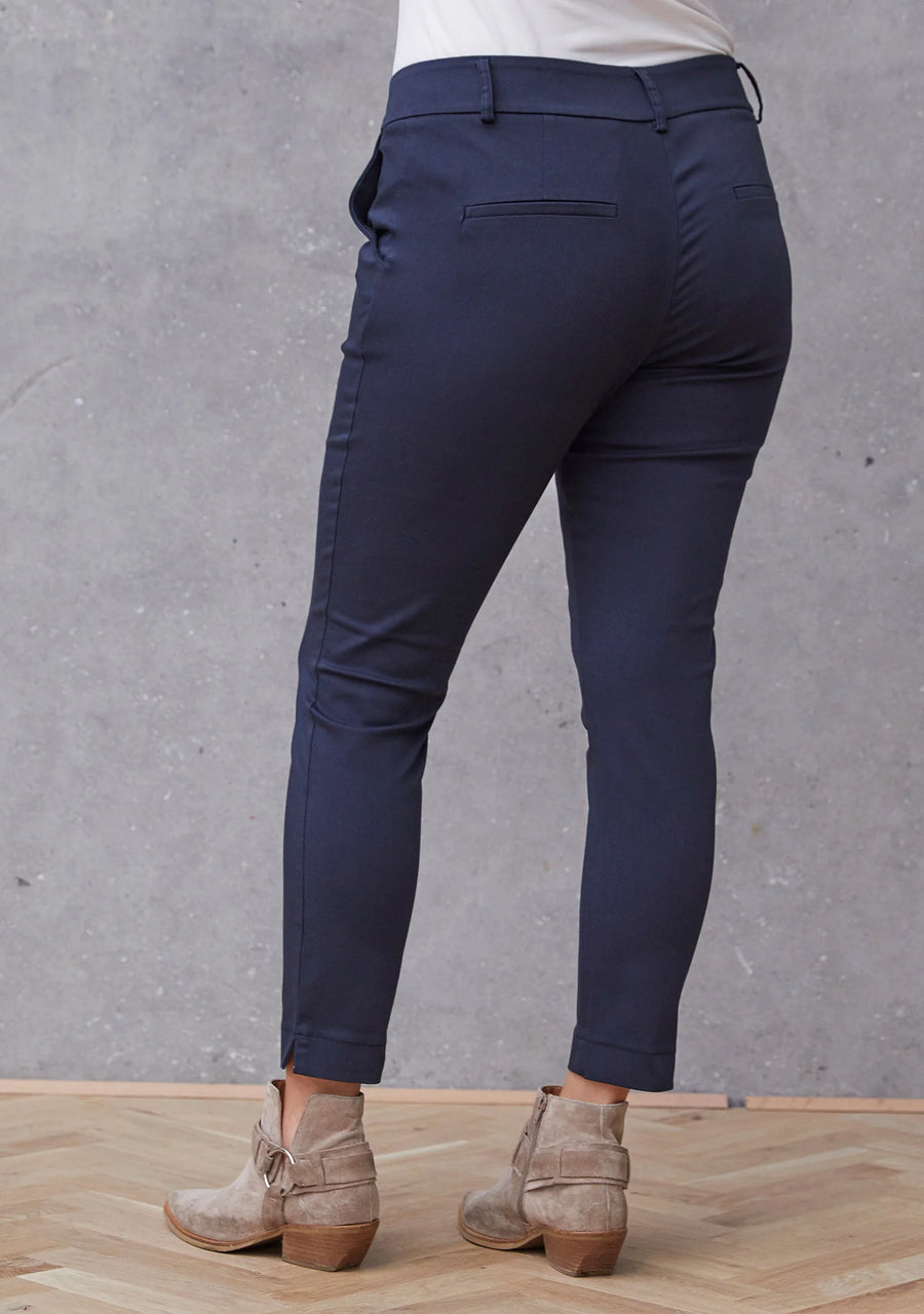 Isay Chino Pant - Navy | Isay | Køb online hos Moster D – Hurtig levering