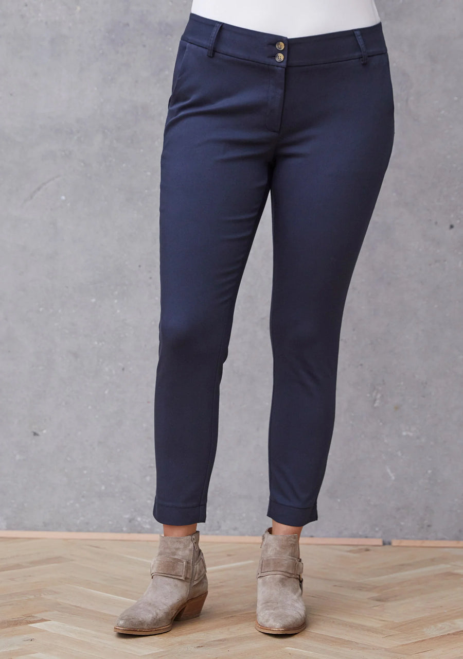 Isay Chino Pant - Navy | Isay | Køb online hos Moster D – Hurtig levering