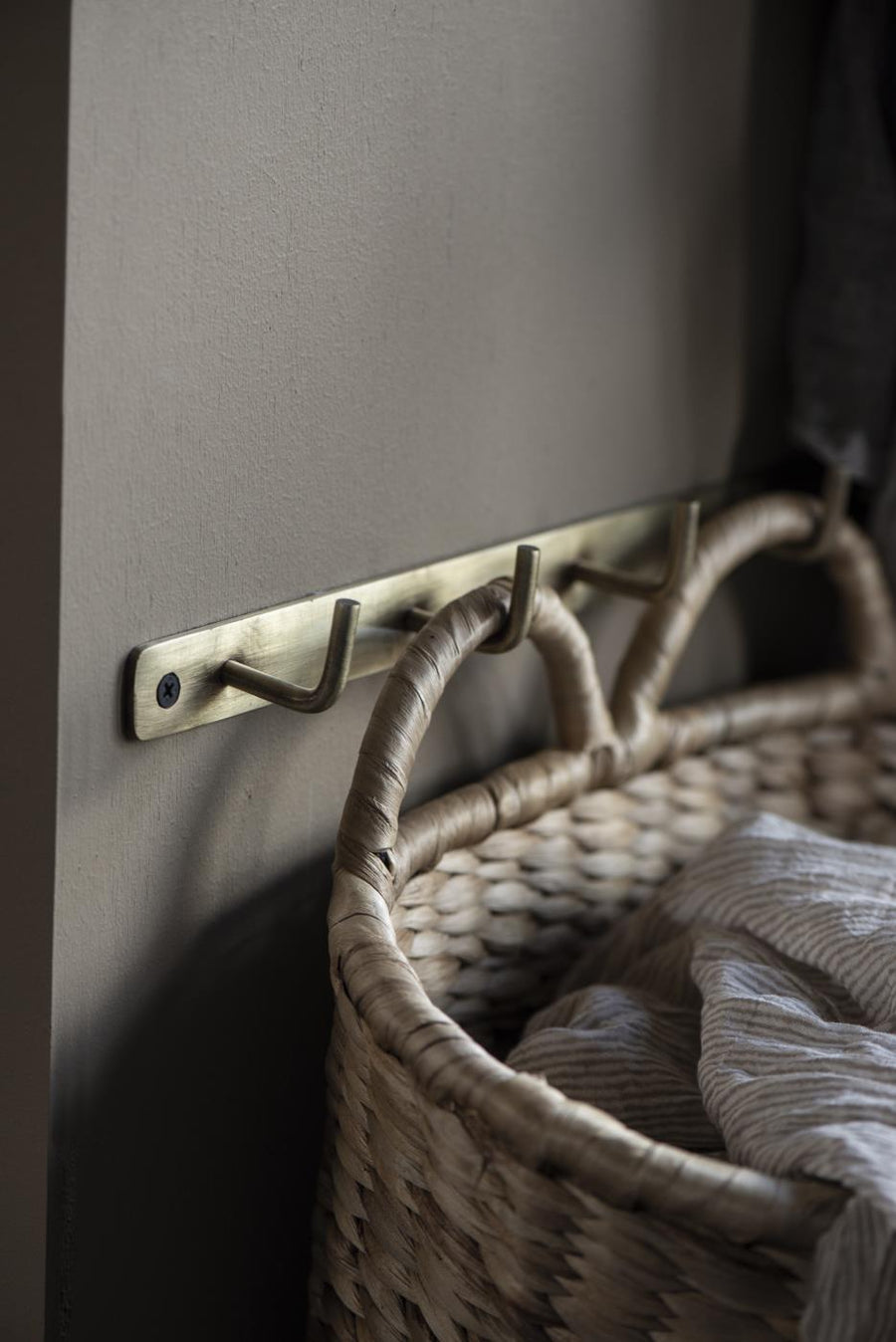 Ib Laursen - Knagerække m/8 knager antik messing | Ib Laursen | Køb online hos Moster D – Hurtig levering