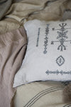 Ib Laursen - Pudebetræk grå m/mørkegråt broderi 50x50 cm | Ib Laursen | Køb online hos Moster D – Hurtig levering