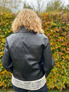 Notyz Kort Trenchcoat i læder | Notyz | Køb online hos Moster D – Hurtig levering