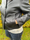 Notyz Kort Trenchcoat i læder | Notyz | Køb online hos Moster D – Hurtig levering