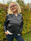Notyz Kort Trenchcoat i læder | Notyz | Køb online hos Moster D – Hurtig levering