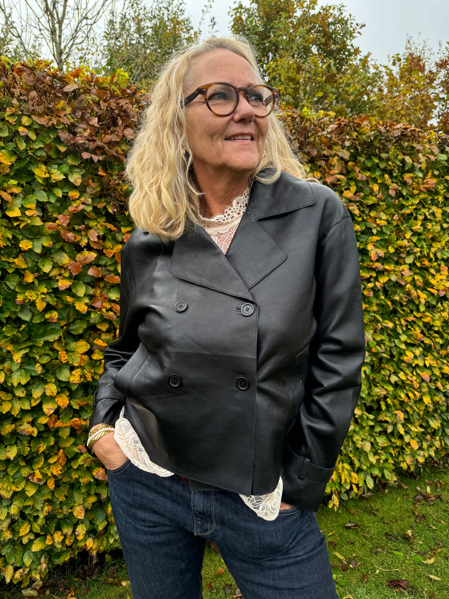 Notyz Kort Trenchcoat i læder | Notyz | Køb online hos Moster D – Hurtig levering