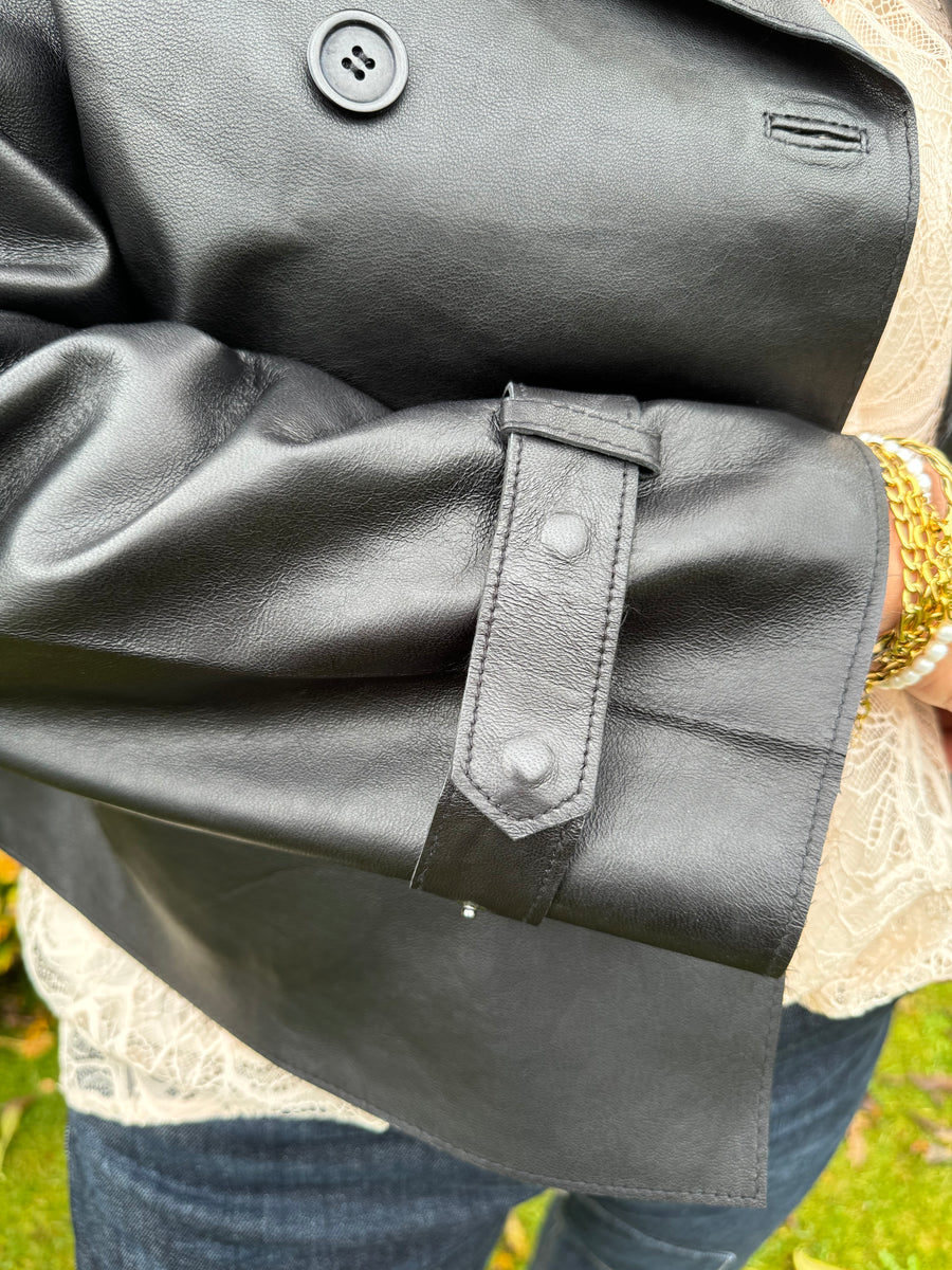 Notyz Kort Trenchcoat i læder | Notyz | Køb online hos Moster D – Hurtig levering