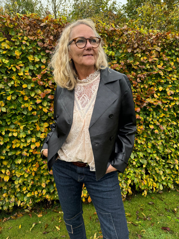 Notyz Kort Trenchcoat i læder | Notyz | Køb online hos Moster D – Hurtig levering