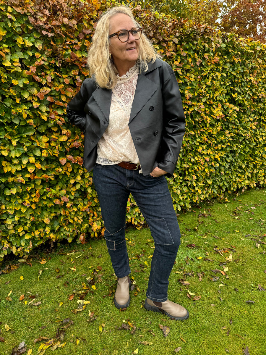 Notyz Kort Trenchcoat i læder | Notyz | Køb online hos Moster D – Hurtig levering