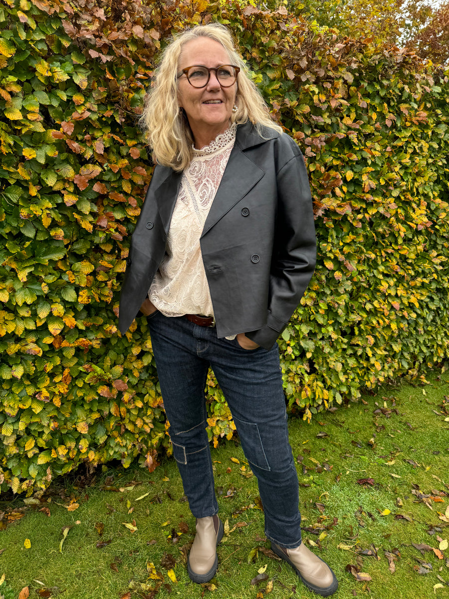 Notyz Kort Trenchcoat i læder | Notyz | Køb online hos Moster D – Hurtig levering