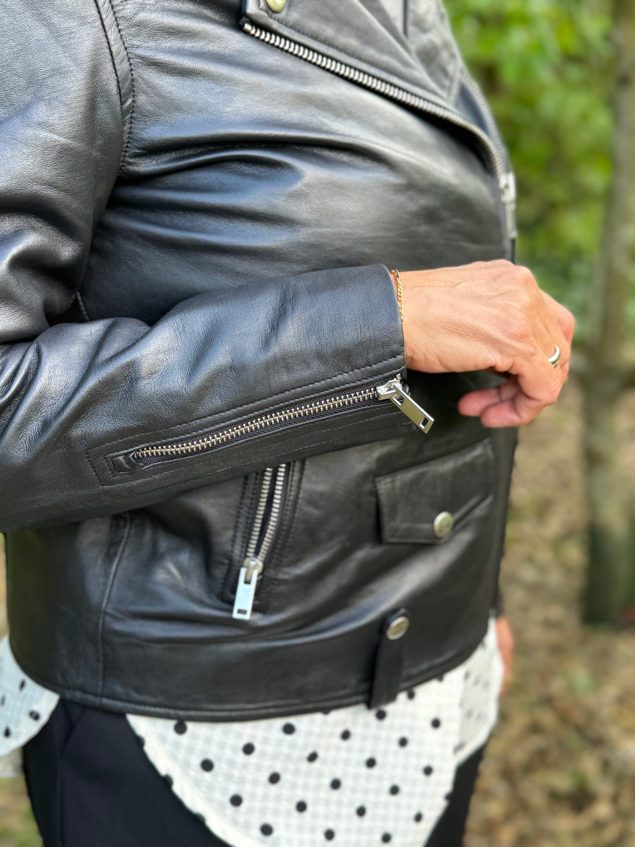 Notyz Overzied Biker Jacket - Black w. Silver | Notyz | Køb online hos Moster D – Hurtig levering