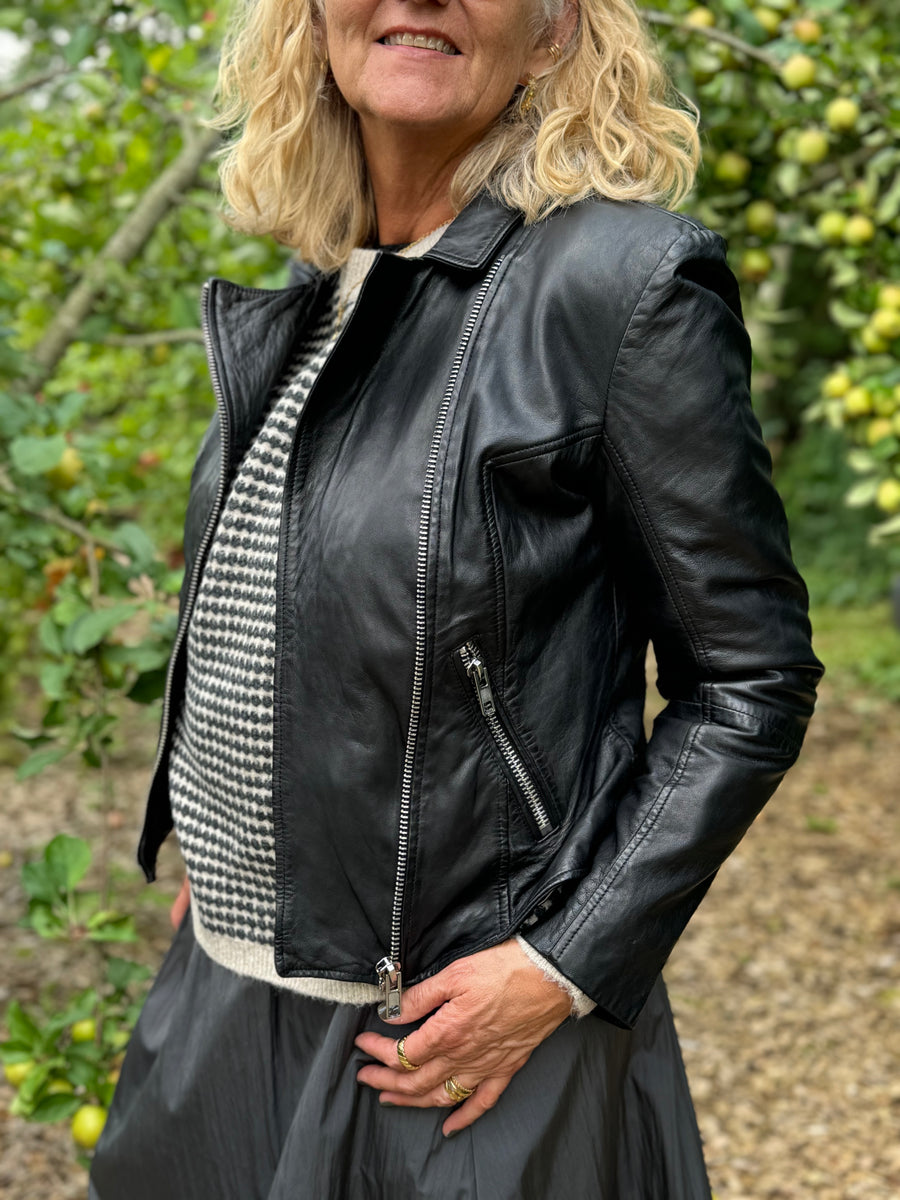 Notyz Biker Jacket - Black w. Silver | Notyz | Køb online hos Moster D – Hurtig levering