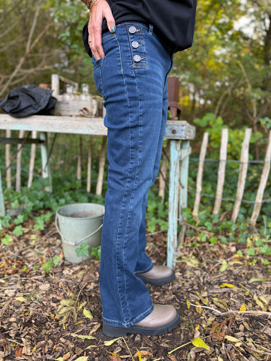 Isay Como Flare Button Jeans - Dark Denim | Isay | Køb online hos Moster D – Hurtig levering