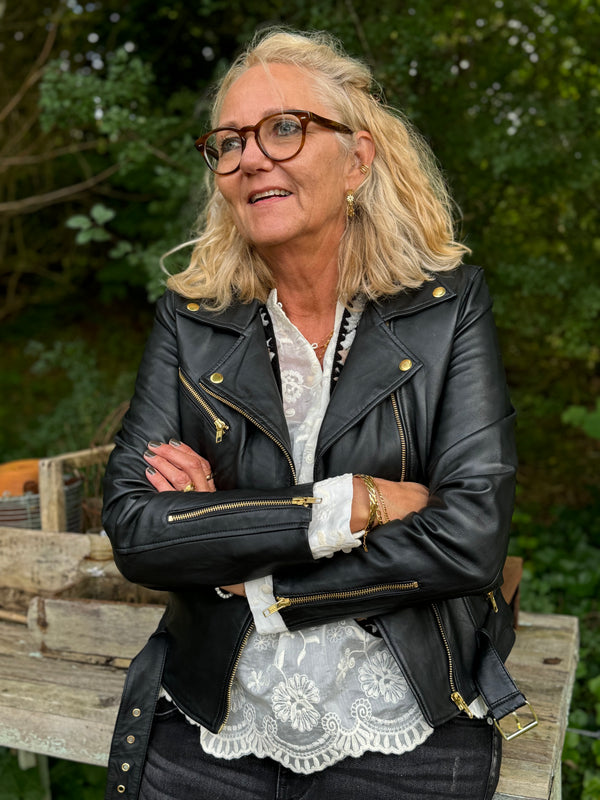 Notyz Biker Jacket - Black w. Gold | Notyz | Køb online hos Moster D – Hurtig levering