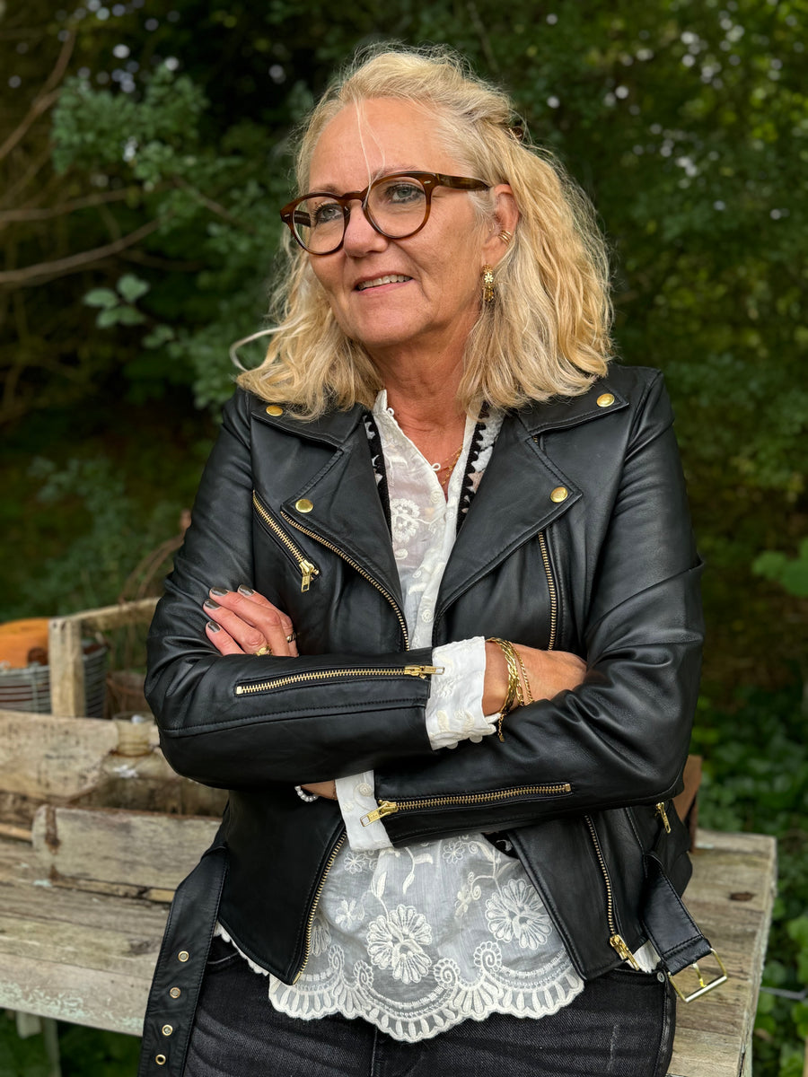 Notyz Biker Jacket - Black w. Gold | Notyz | Køb online hos Moster D – Hurtig levering
