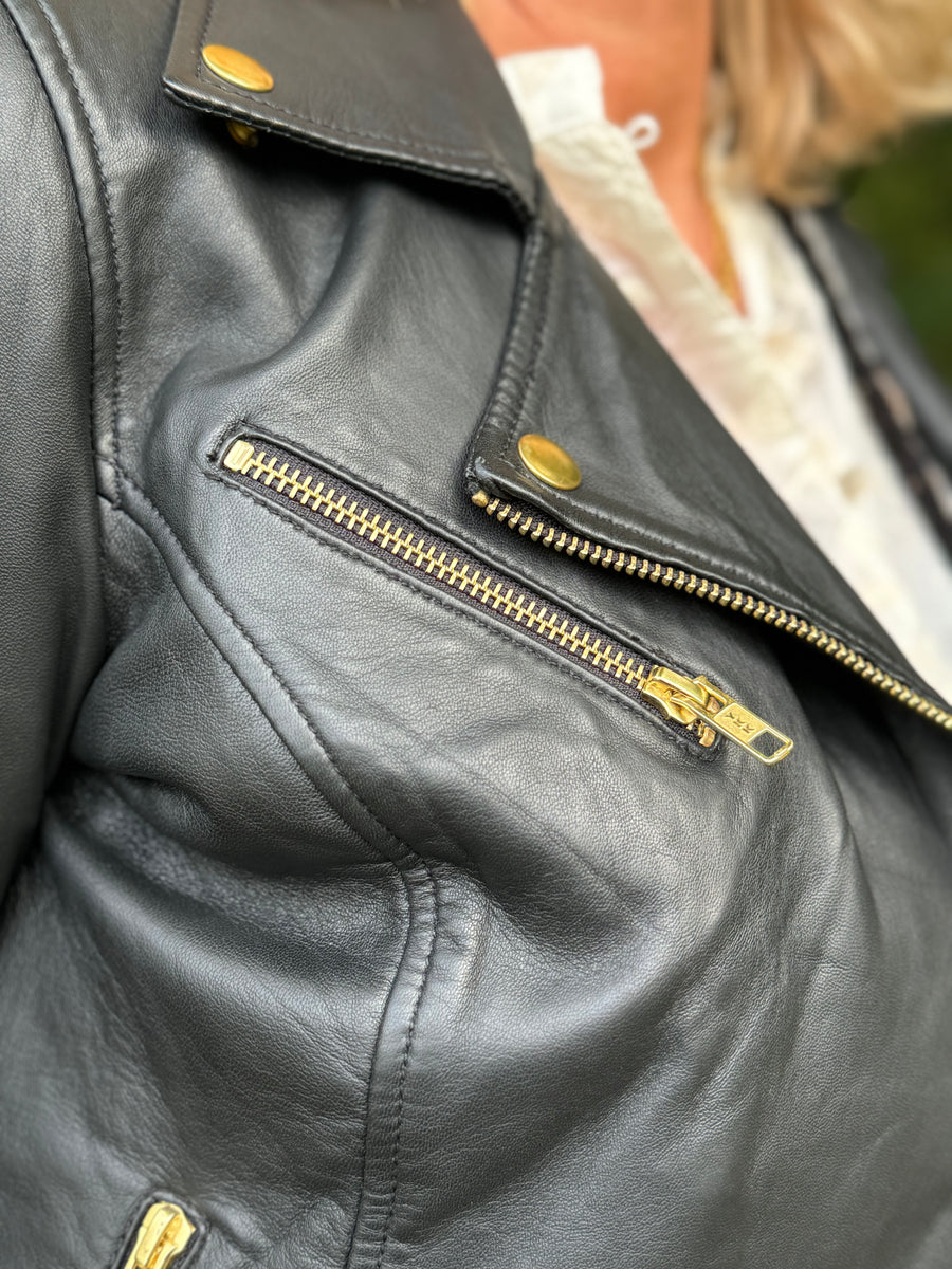 Notyz Biker Jacket - Black w. Gold | Notyz | Køb online hos Moster D – Hurtig levering